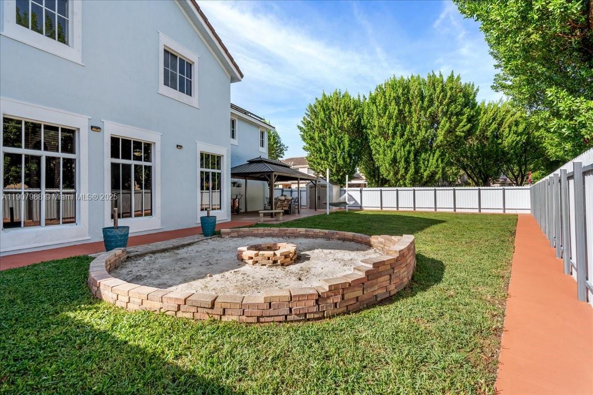 MANDARIN LAKES - Residential