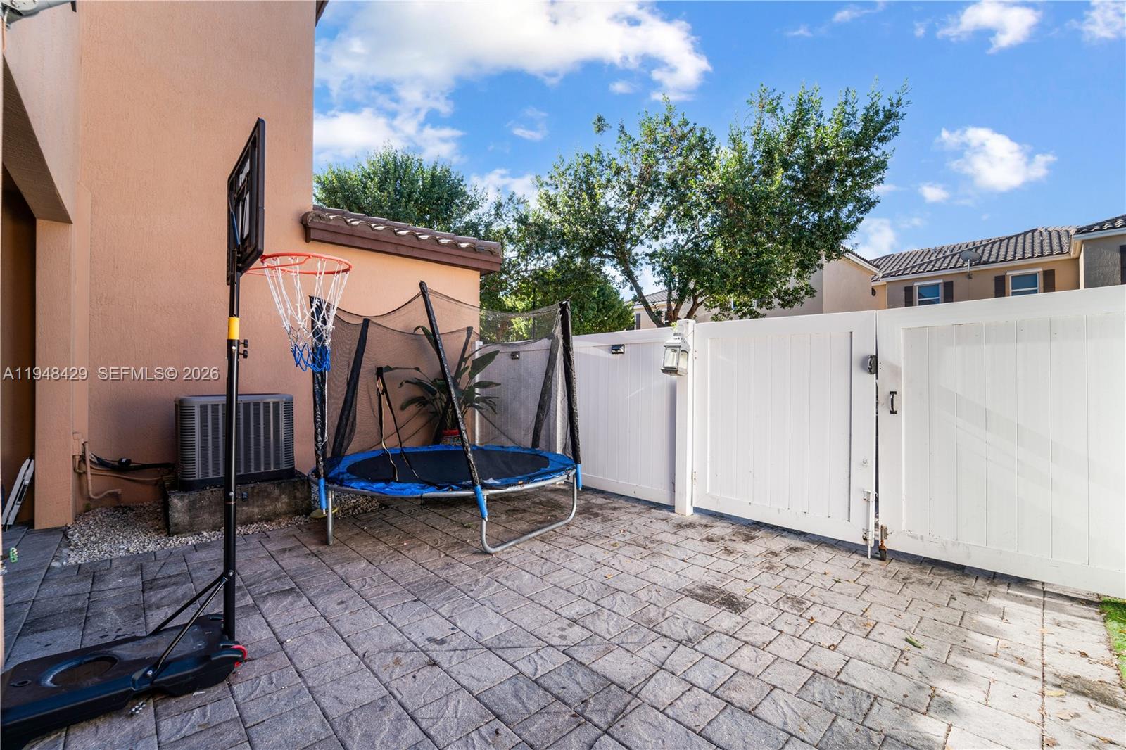 KENDALL COMMONS TOWNHOMES - Residential