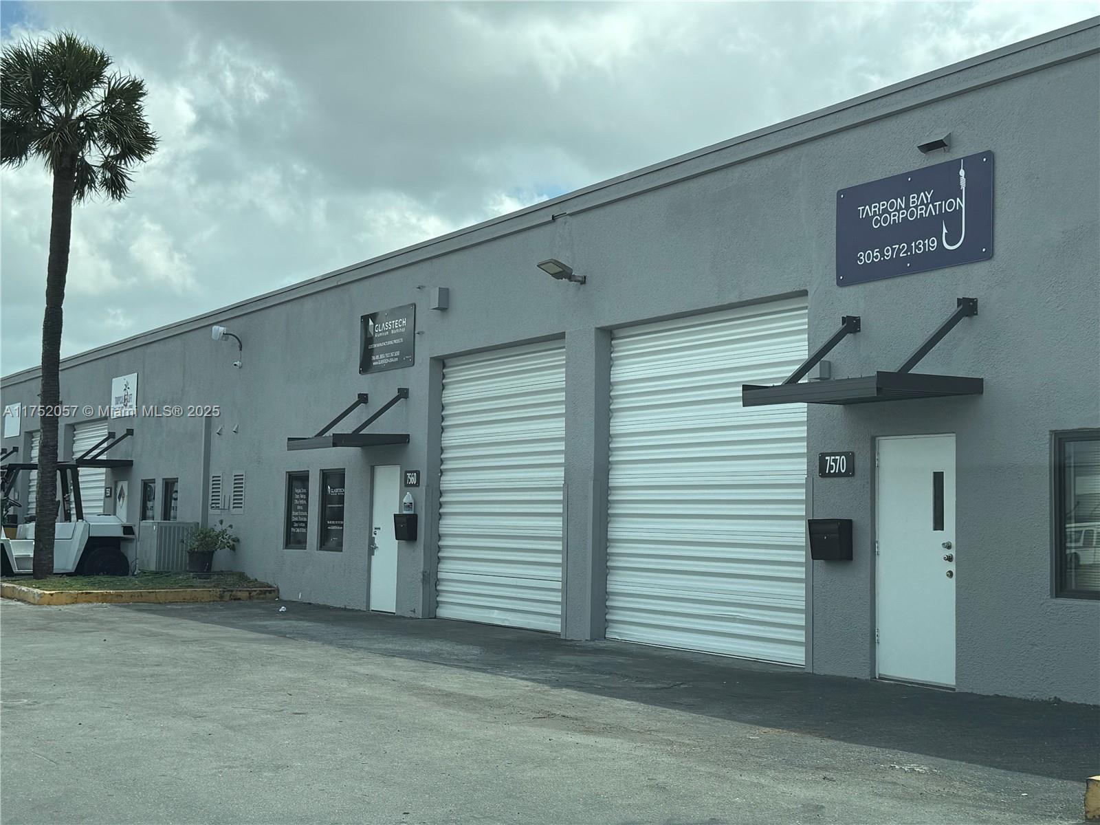 Property Features
? +/- 1,500 Sq. Ft. Total Size
? +/- 1,500 Sq. Ft. Warehouse
? 3 Phase 100Amps 120/240 Volts
? Twin-T Roof Construction
? City Water & Sewer
? Outside the Wellfield Protected Area