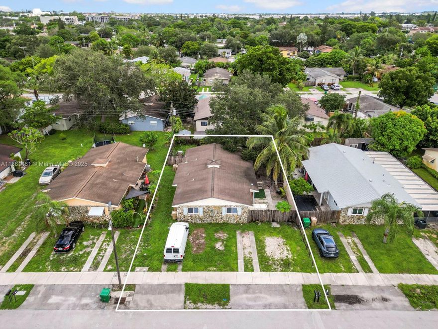 Welcome to this 2 Bedrooms and 1 Bathroom charming duplex located in Davie, Florida, just minutes from the famous Hard Rock Hotel in Hollywood! This spacious duplex features two parking spaces, ensuring convenience for you and your guests.

Enjoy easy access to major highways, as well as proximity to shopping malls and a variety of restaurants, making it the perfect place to live. 

Additionally, there is an option to rent the property furnished. Inquire about pricing and make this your new home.

Don't miss the opportunity to explore this attractive duplex. Contact us for more information!