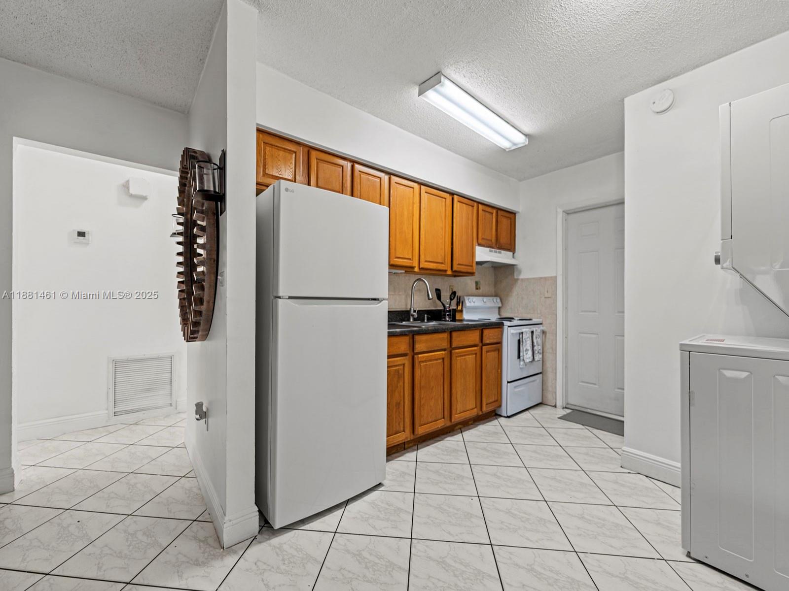 DAVIE HEIGHTS - Residential Lease