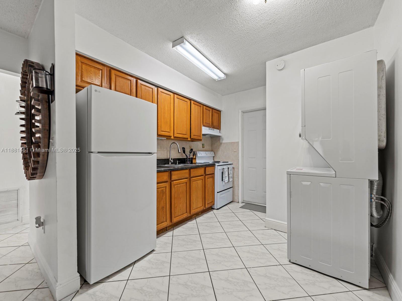 DAVIE HEIGHTS - Residential Lease