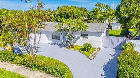 Photo of 6511 Pierce St, Hollywood, FL 33024 (MLS # A12098036)