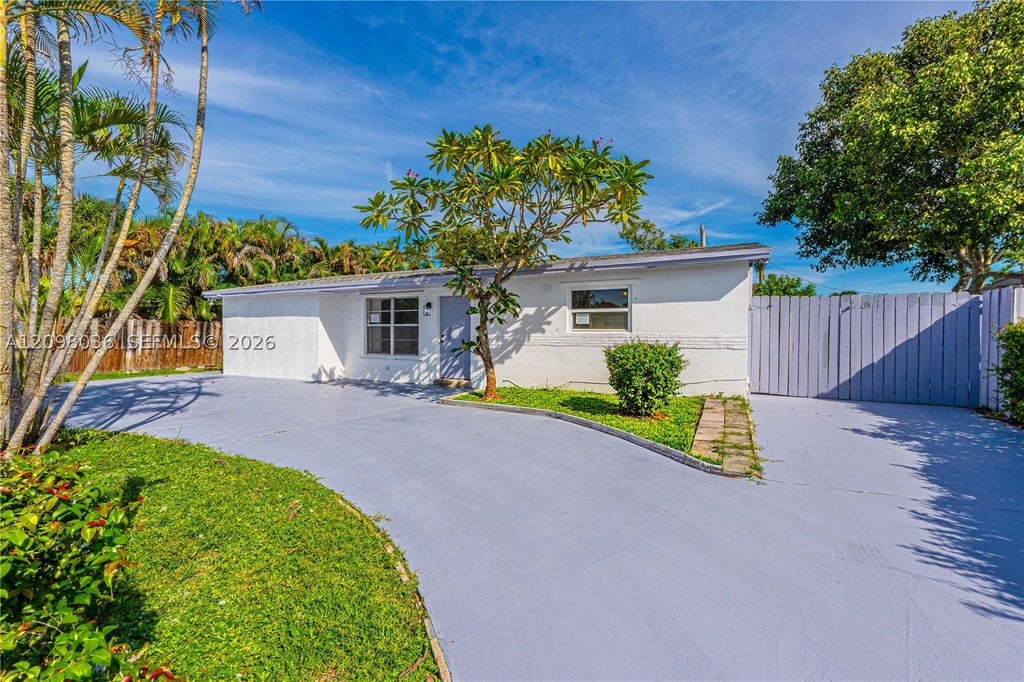 Photo of 6511 Pierce St, Hollywood, FL 33024 (MLS # A12098036)