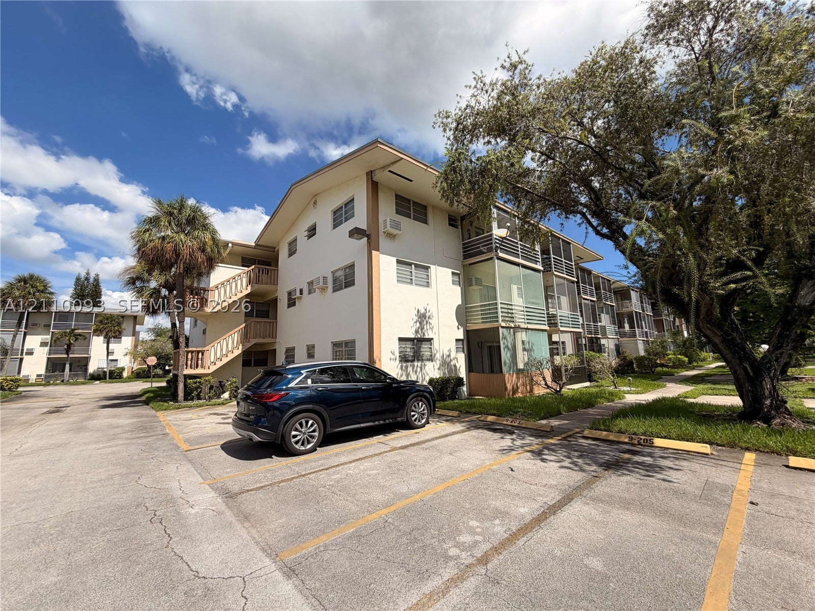 1395 NE 167th St 205