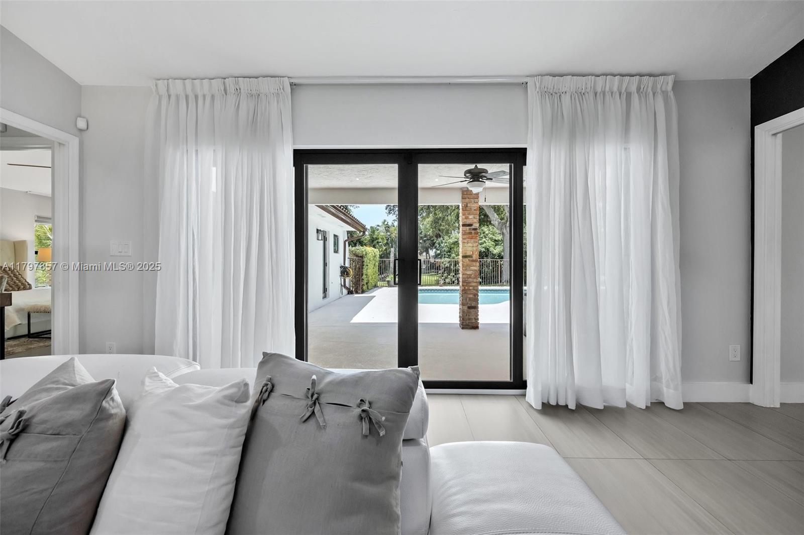 LAUREL OAKS EAST - Residential