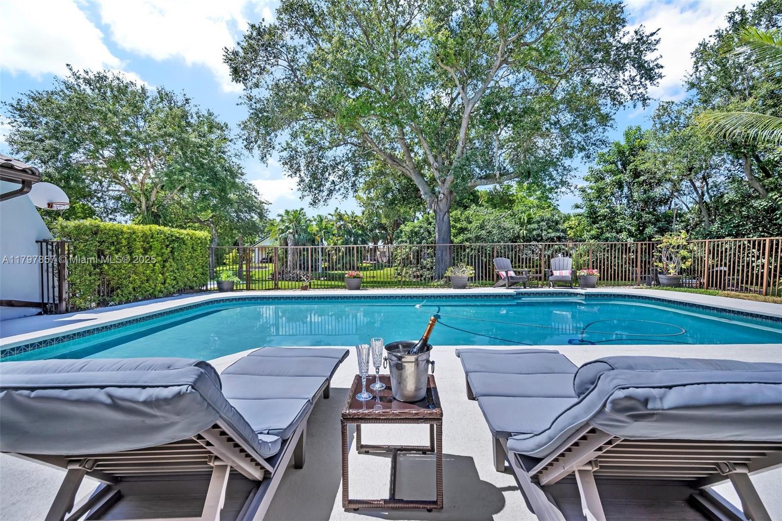 LAUREL OAKS EAST - Residential