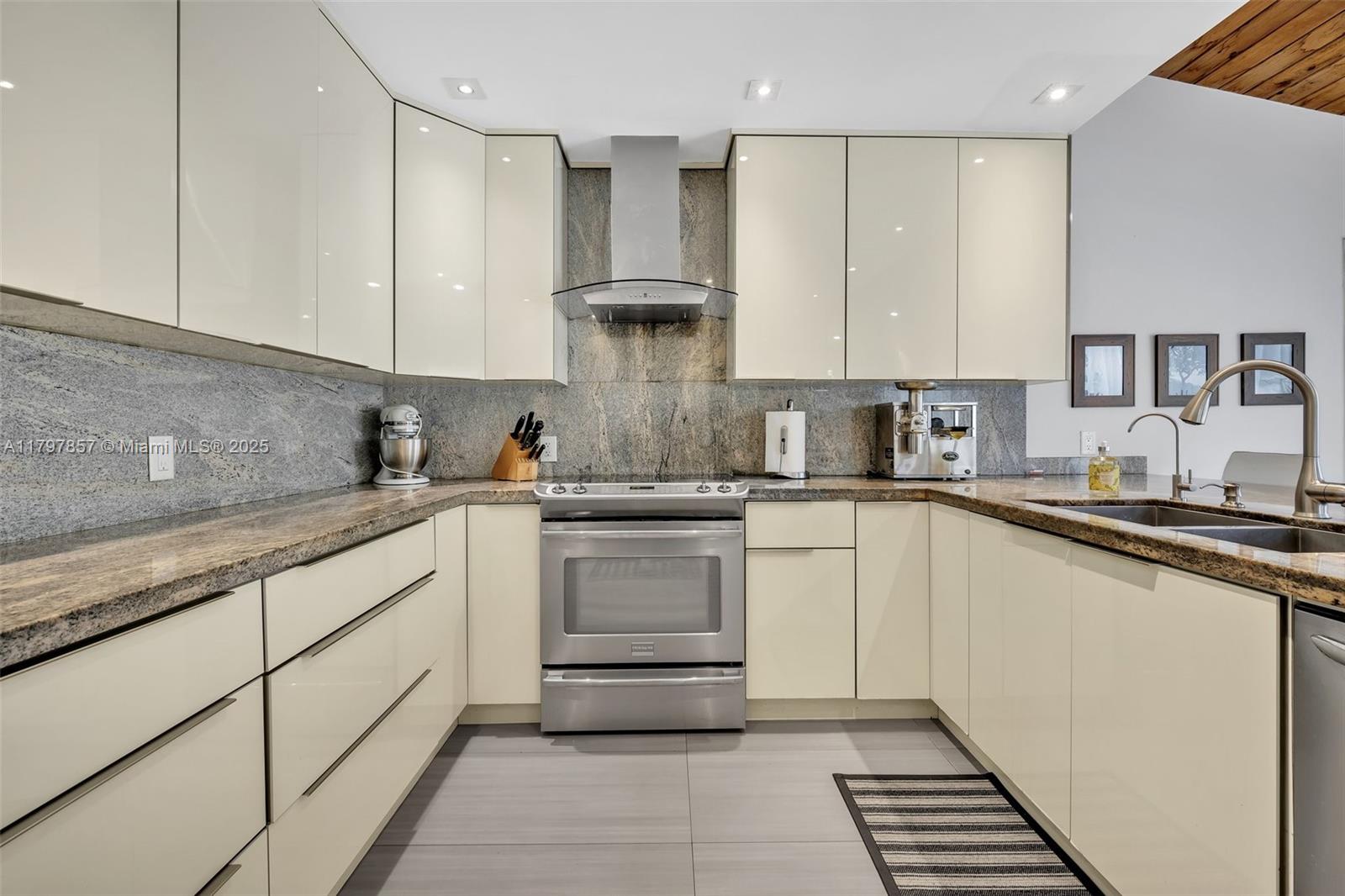 LAUREL OAKS EAST - Residential