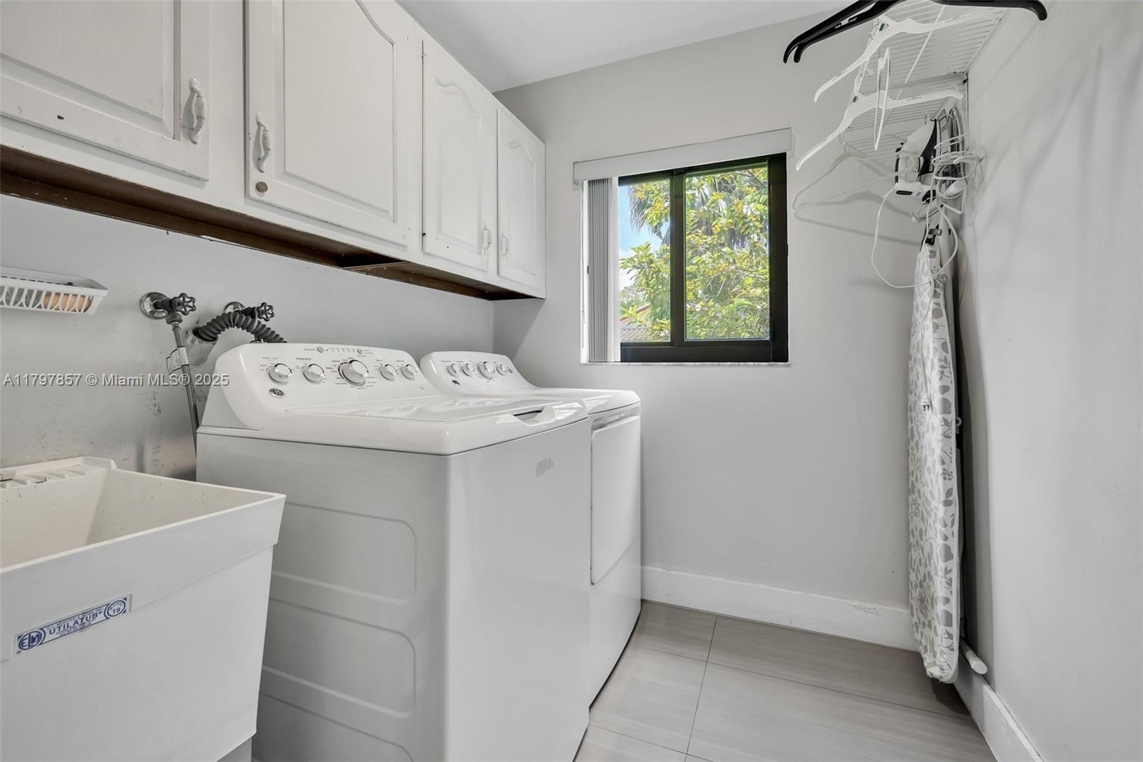 LAUREL OAKS EAST - Residential