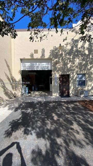 For Sale: Prime Warehouse with Office – Just One Block from Tamiami Executive Airport!
Exceptional opportunity to own a well-maintained warehouse with built-in office space, ideally located just one block from Miami Executive (Tamiami) Airport. The unit features air conditioning in both the warehouse and the office, a full bathroom, and a kitchen – perfect for flexible business operations. The property includes a 12' roll-up door, two assigned parking spaces, plus additional guest parking.
Association fees cover: water, trash, structural insurance, roof, and exterior block maintenance. Note: The association does not permit mechanical or paint shop businesses.
Don't miss this rare find in a highly sought-after industrial location! MOTIVATED SELLER!