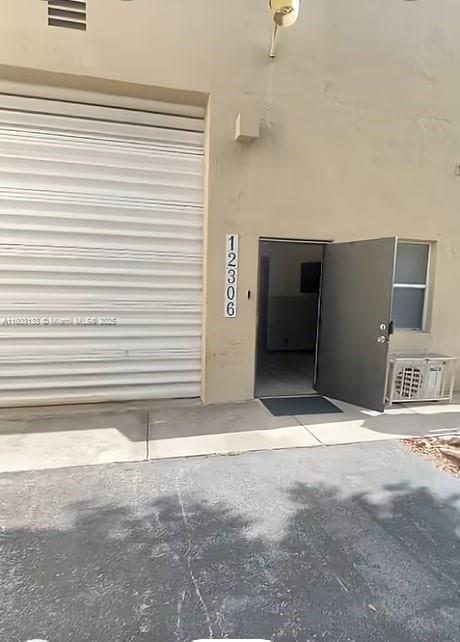 For Sale: Prime Warehouse with Office – Just One Block from Tamiami Executive Airport!
Exceptional opportunity to own a well-maintained warehouse with built-in office space, ideally located just one block from Miami Executive (Tamiami) Airport. The unit features air conditioning in both the warehouse and the office, a full bathroom, and a kitchen – perfect for flexible business operations. The property includes a 12' roll-up door, two assigned parking spaces, plus additional guest parking.
Association fees cover: water, trash, structural insurance, roof, and exterior block maintenance. Note: The association does not permit mechanical or paint shop businesses.
Don't miss this rare find in a highly sought-after industrial location! MOTIVATED SELLER!