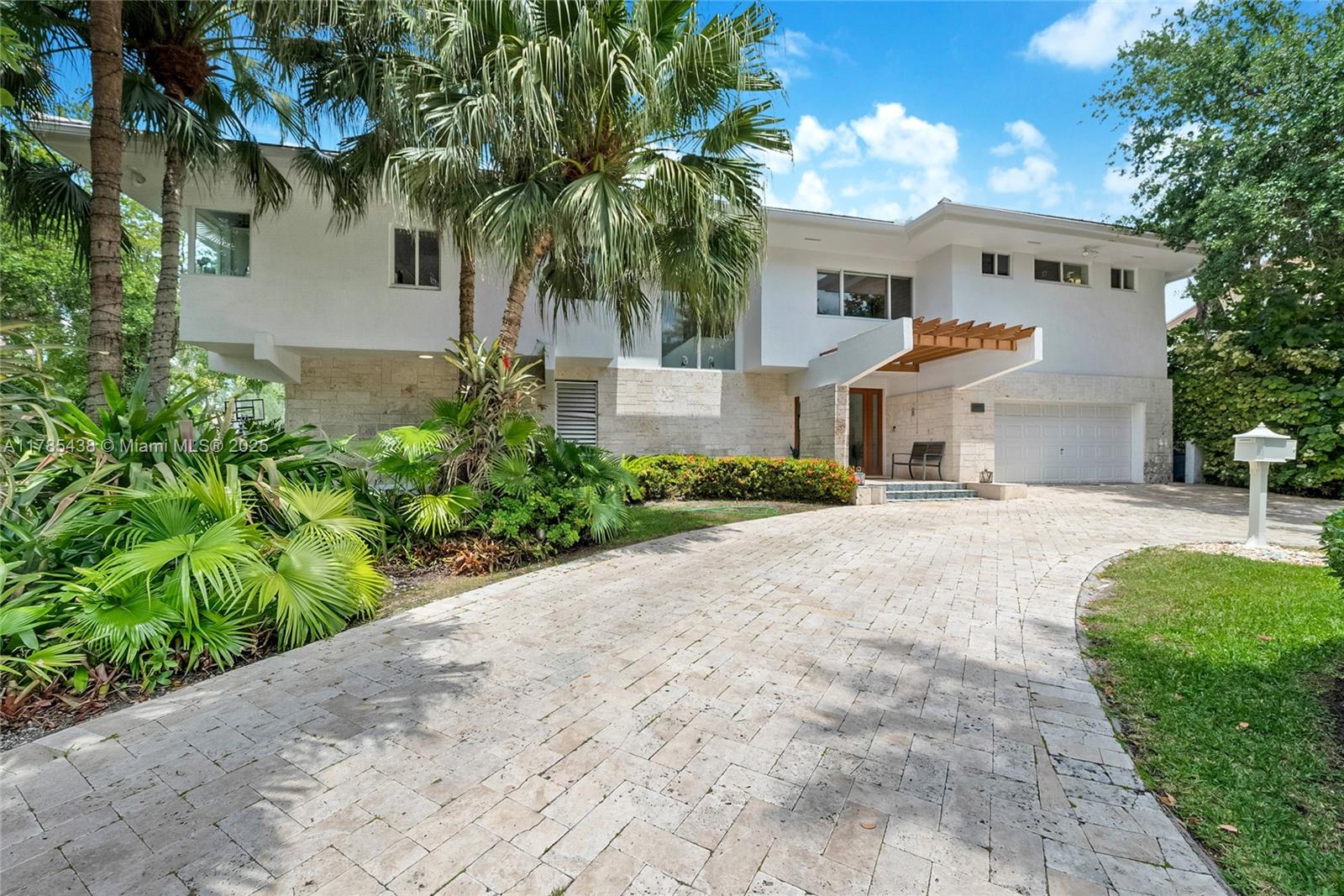695 Bella Vista Ave, Coral Gables, Broward County, Florida - 4 Bedrooms  
5 Bathrooms - 