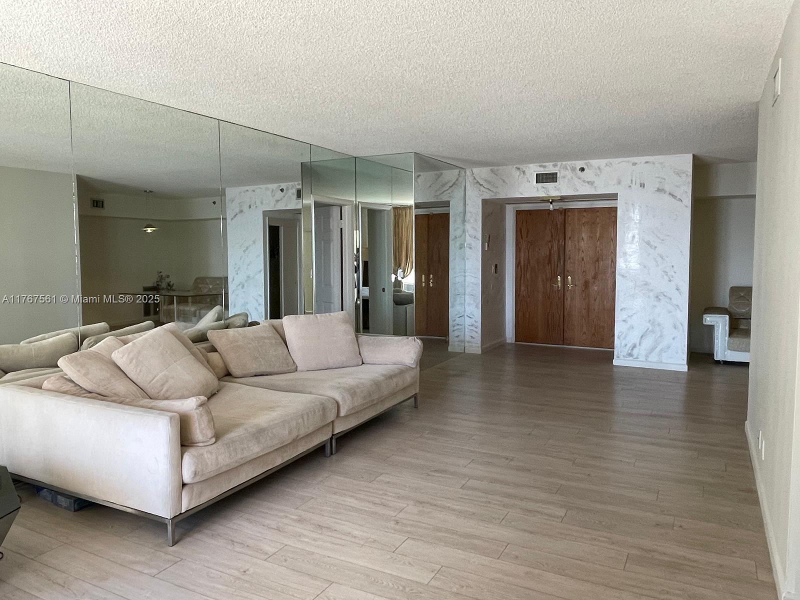 20281 E Country Club Dr 810