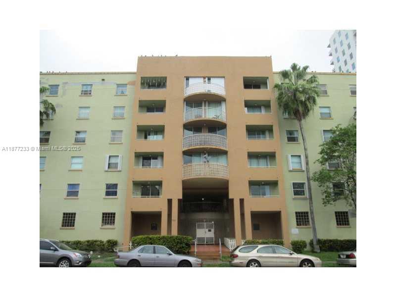 Great unit near Brickell and Downtown, New Kitchen counter tops and ready to move in. Very easy to show call/text LA for LBX combination. Tenant to cover tenant evaluation fee done by owner.