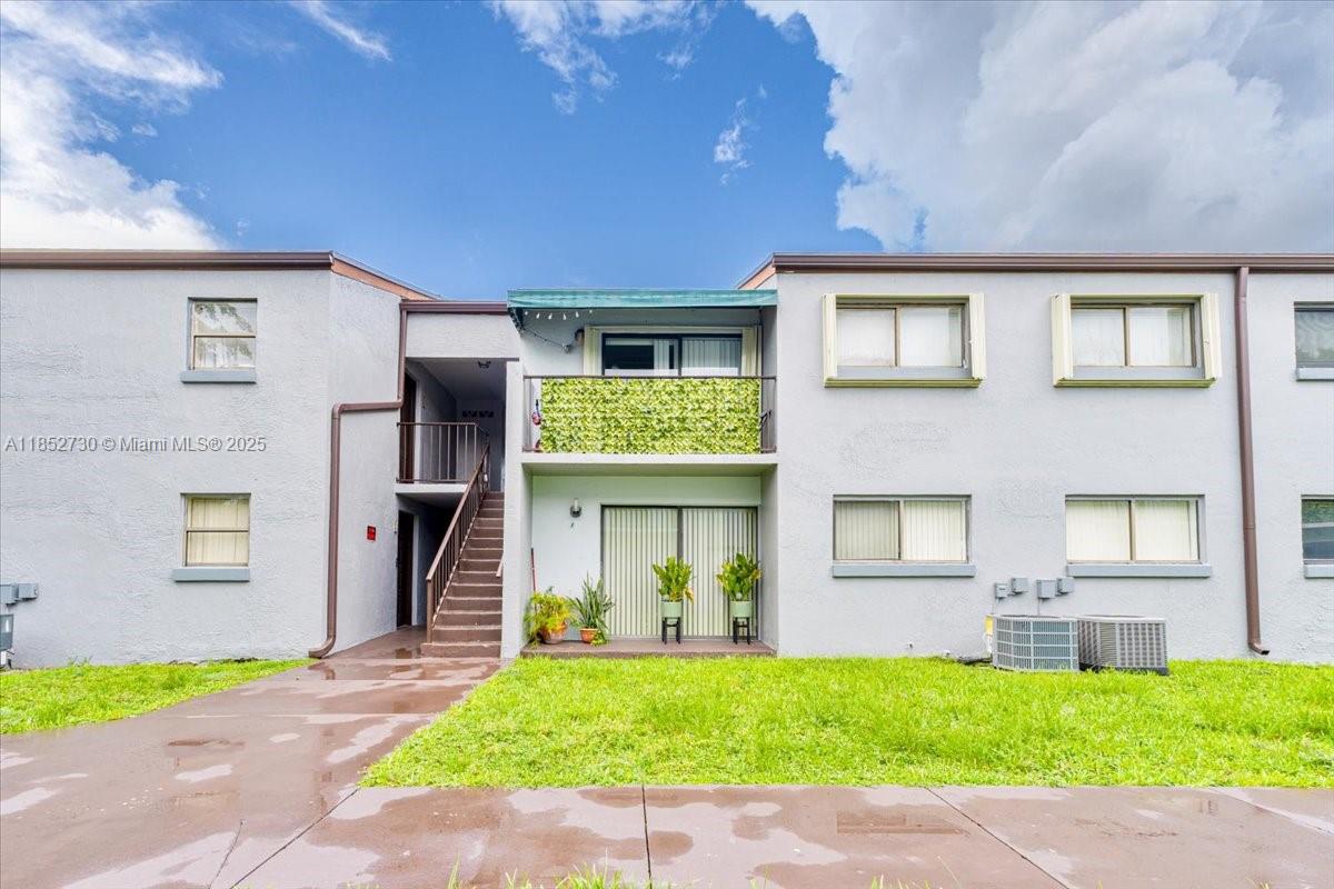 Beautiful two-bedroom, one-bathroom unit on the second floor in excellent condition, conveniently located right in front of the elevator. Tenant-occupied – 24-hour notice required for showings. Community with security, close to major schools. Perfect for investors!