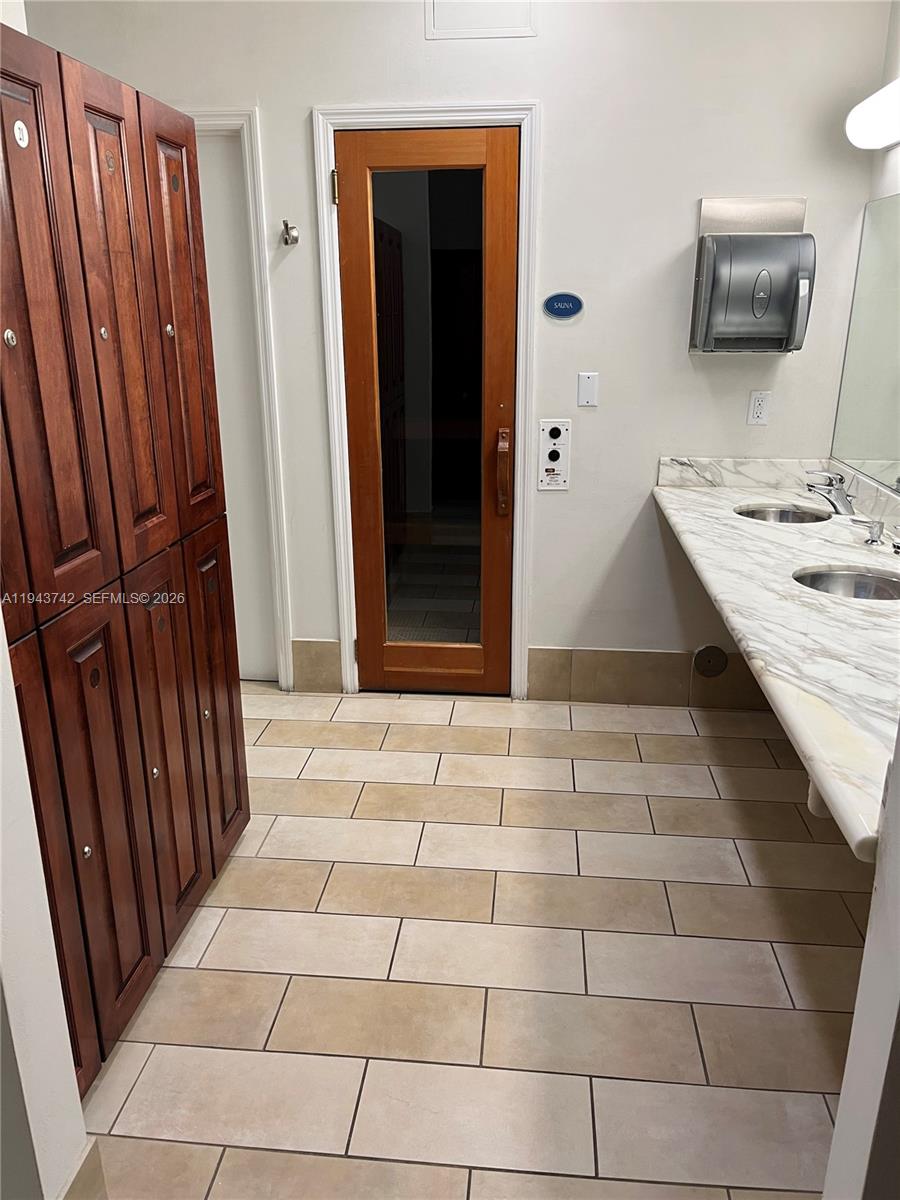 THE COLLINS CONDO - Residential