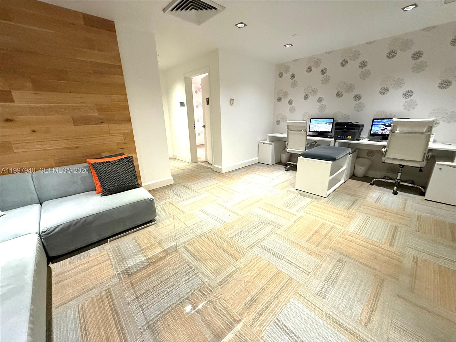 THE PLAZA 901 BRICKELL CO - Residential Lease