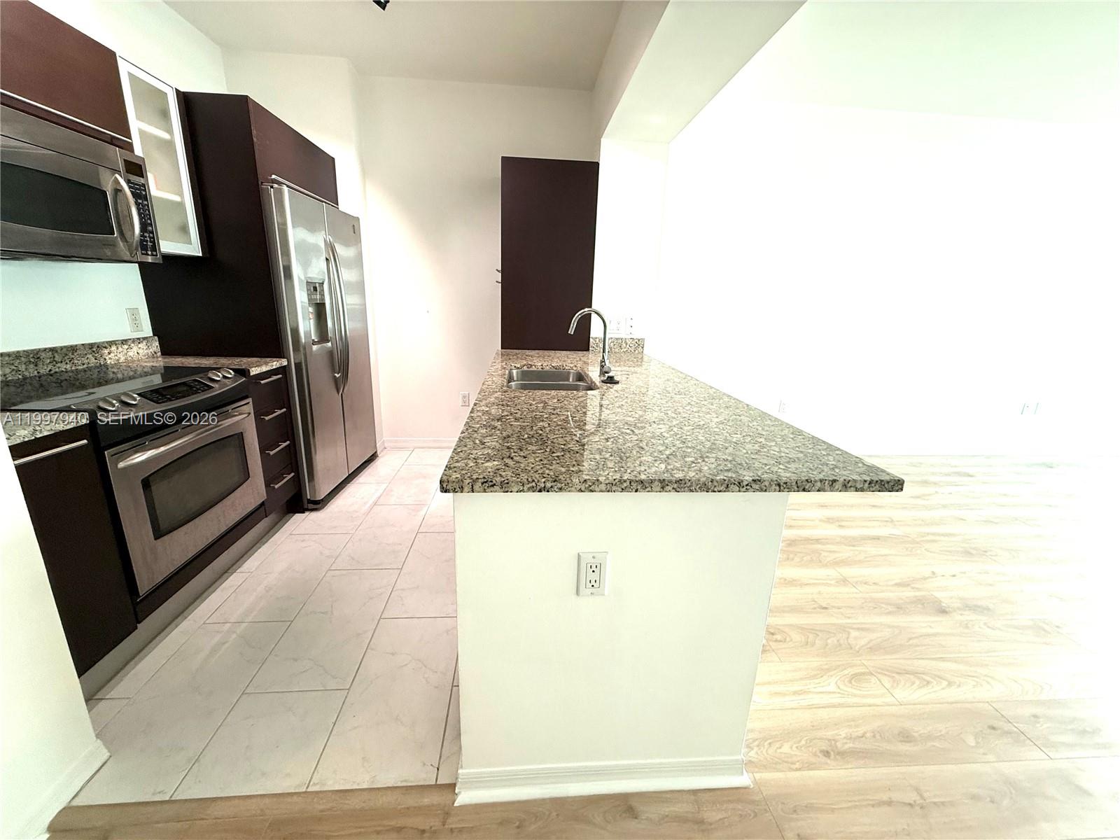 THE PLAZA 901 BRICKELL CO - Residential Lease