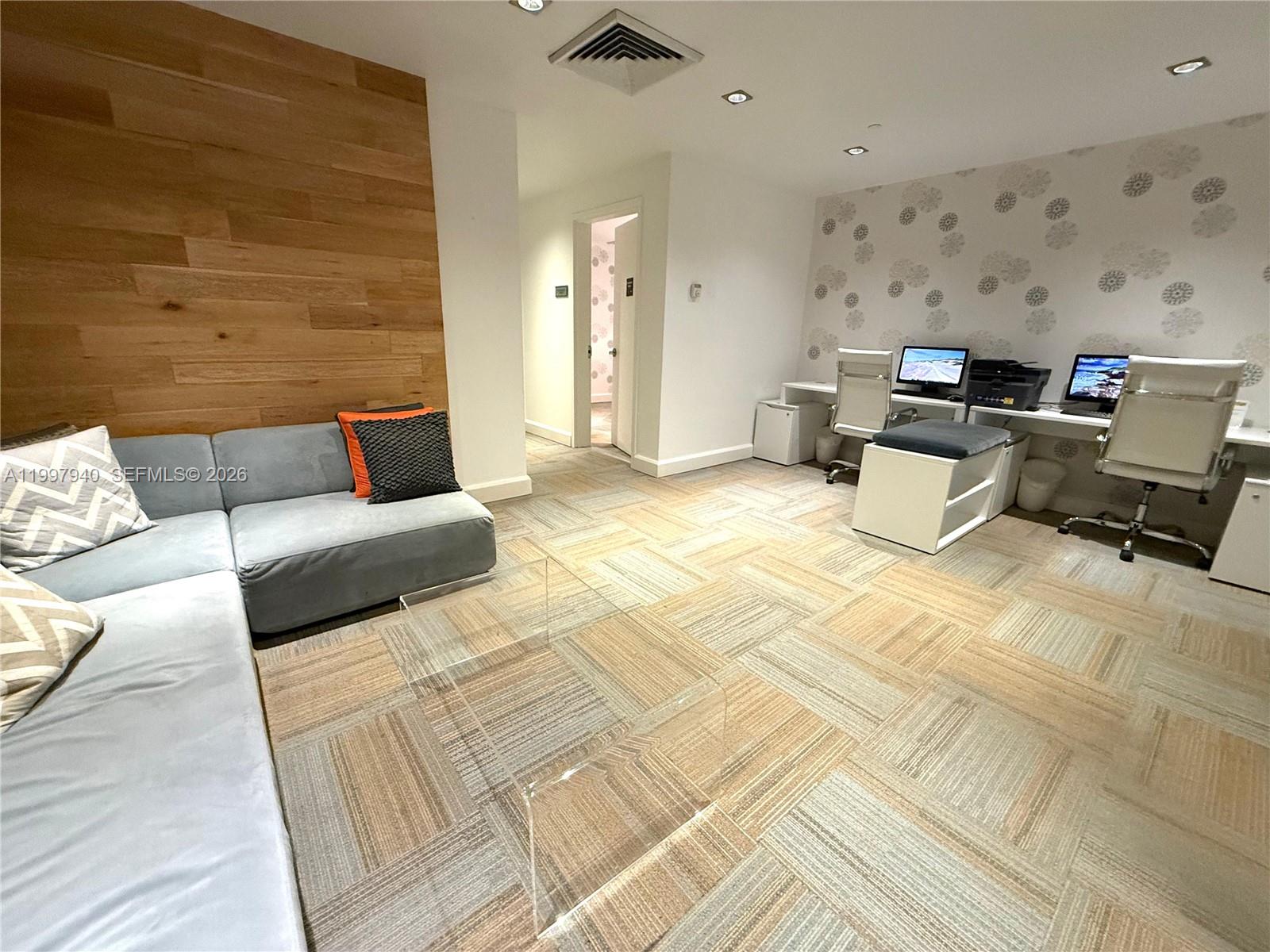 THE PLAZA 901 BRICKELL CO - Residential Lease