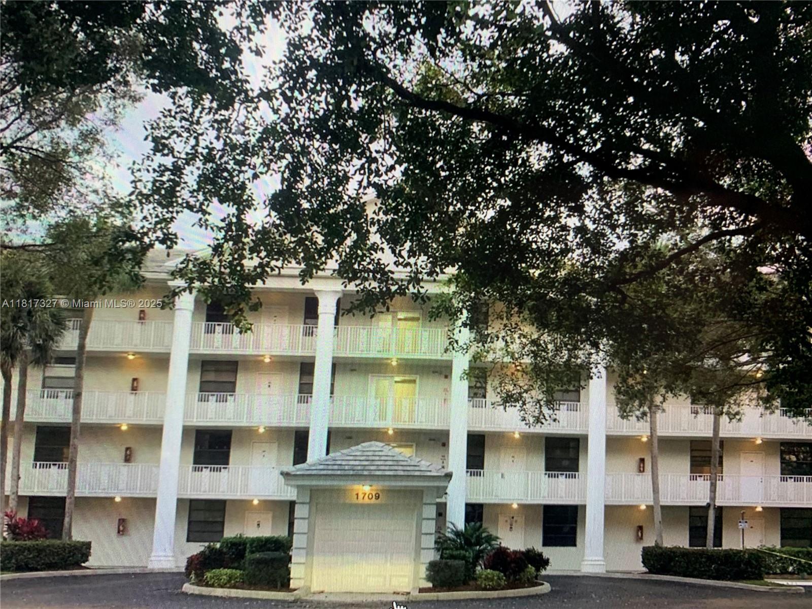1709 Whitehall Dr 206, Davie, Broward County, Florida - 2 Bedrooms  
2 Bathrooms - 