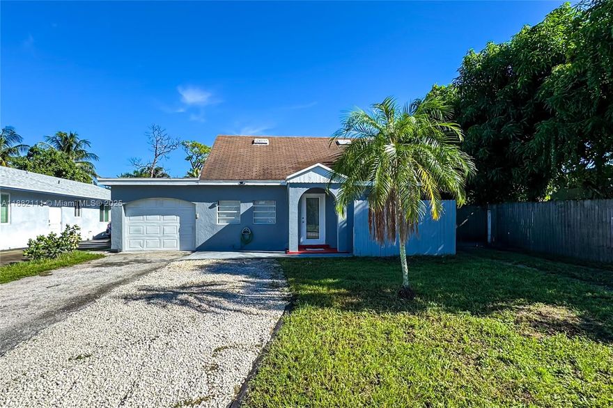 3/2 SINGLE FAMILY HOME IN DELRAY BEACH. STAINLESS STEEL APPLIANCES, FRESHLY PAINTED, 1 CAR GARAGE AND PLENTY OF EXTRA PARKING. WASHER AND DRYER IN THE UNIT. QUICK APPROVAL AND MOVE-IN. NO HOA!! FIRST, LAST AND SECURITY.