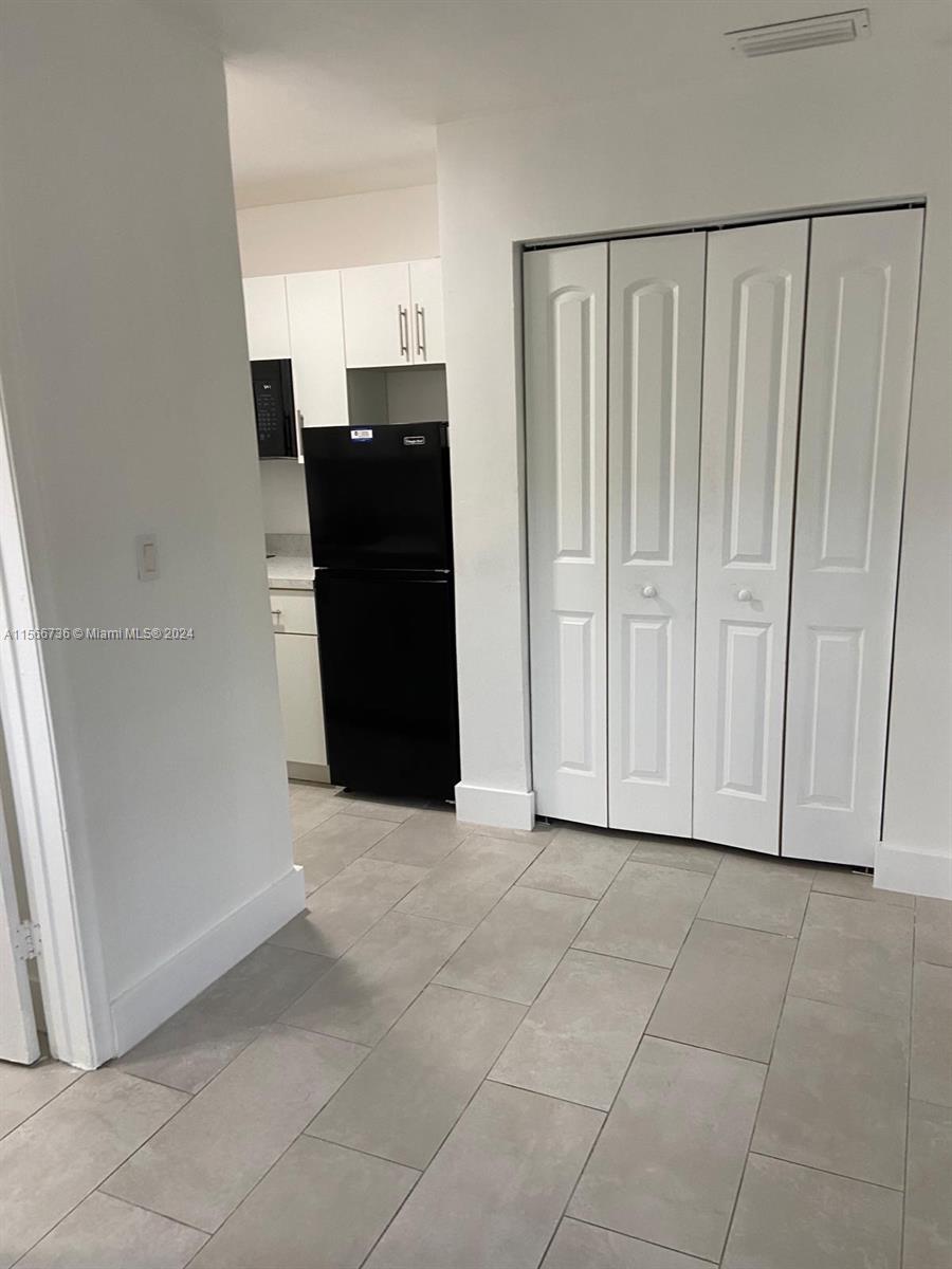 beautiful efficiency with stove and full refrigerator microwave. Quite neighborhood and fully remodeled. Water and electric included.