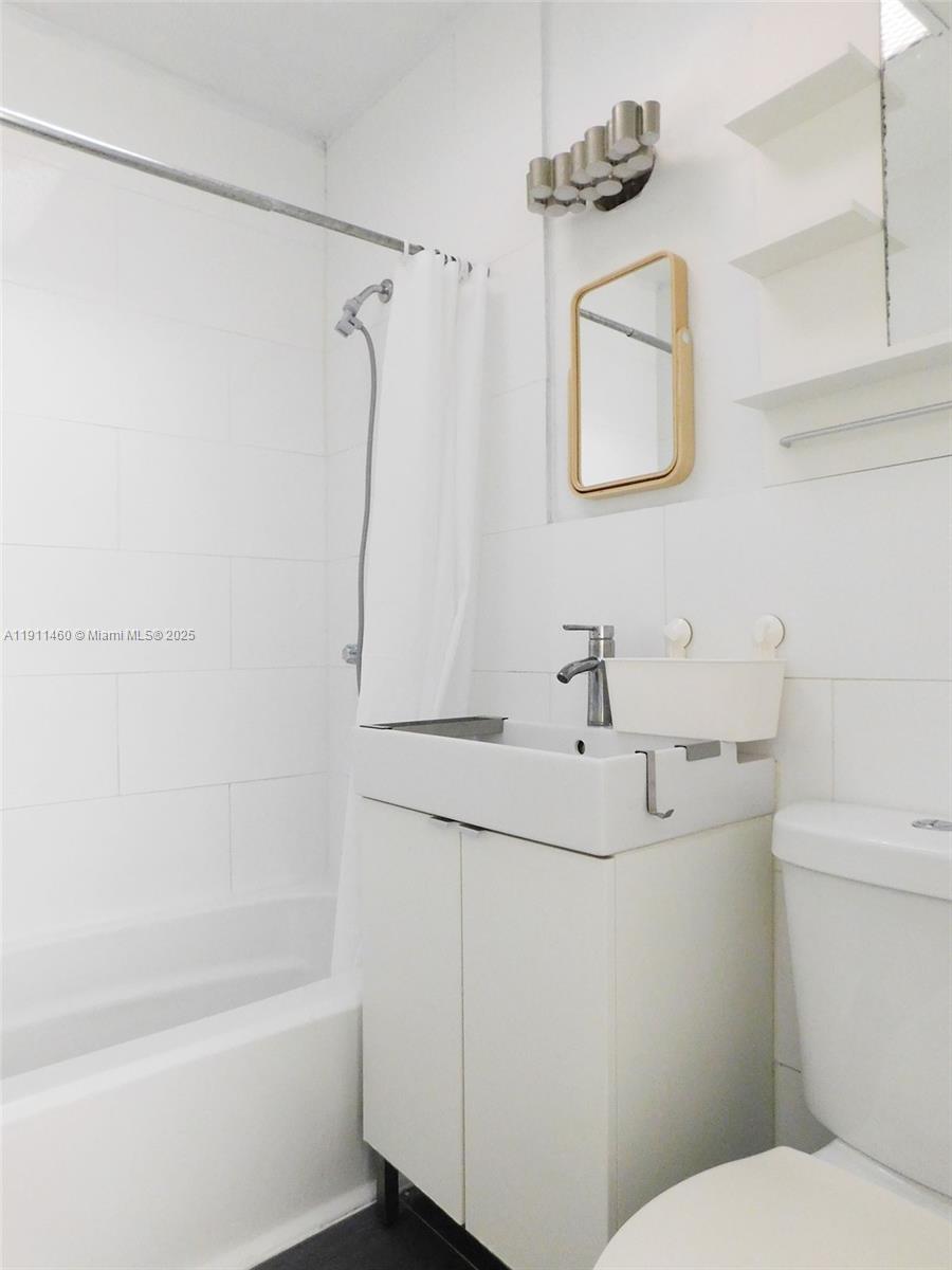 MARSEILLES DECO CONDO - Residential Lease