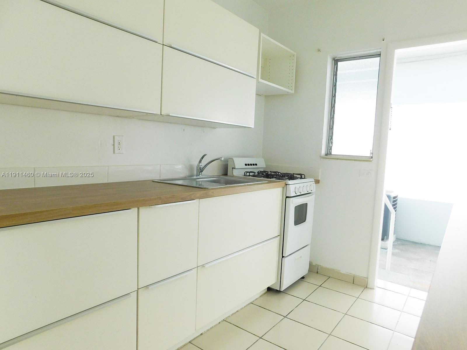 MARSEILLES DECO CONDO - Residential Lease