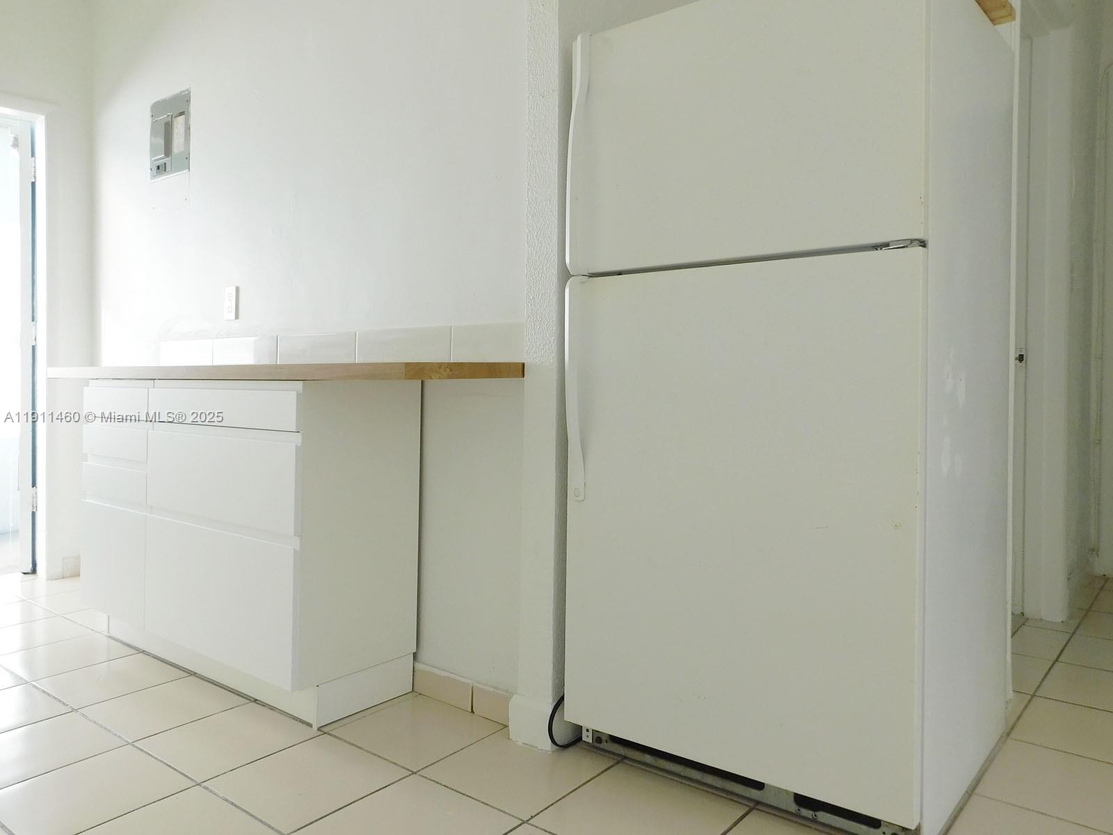 MARSEILLES DECO CONDO - Residential Lease