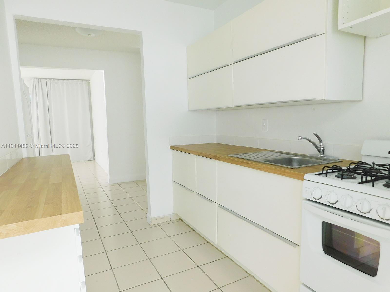 MARSEILLES DECO CONDO - Residential Lease