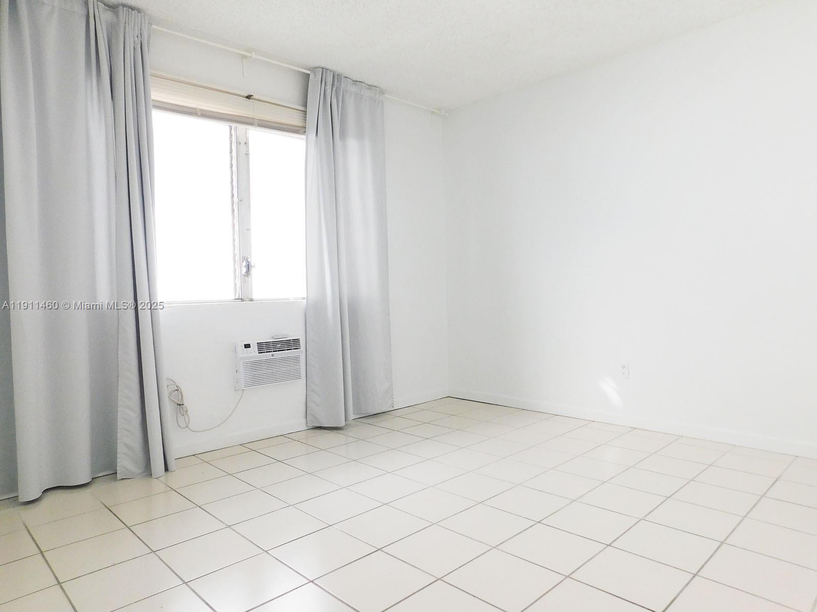 MARSEILLES DECO CONDO - Residential Lease