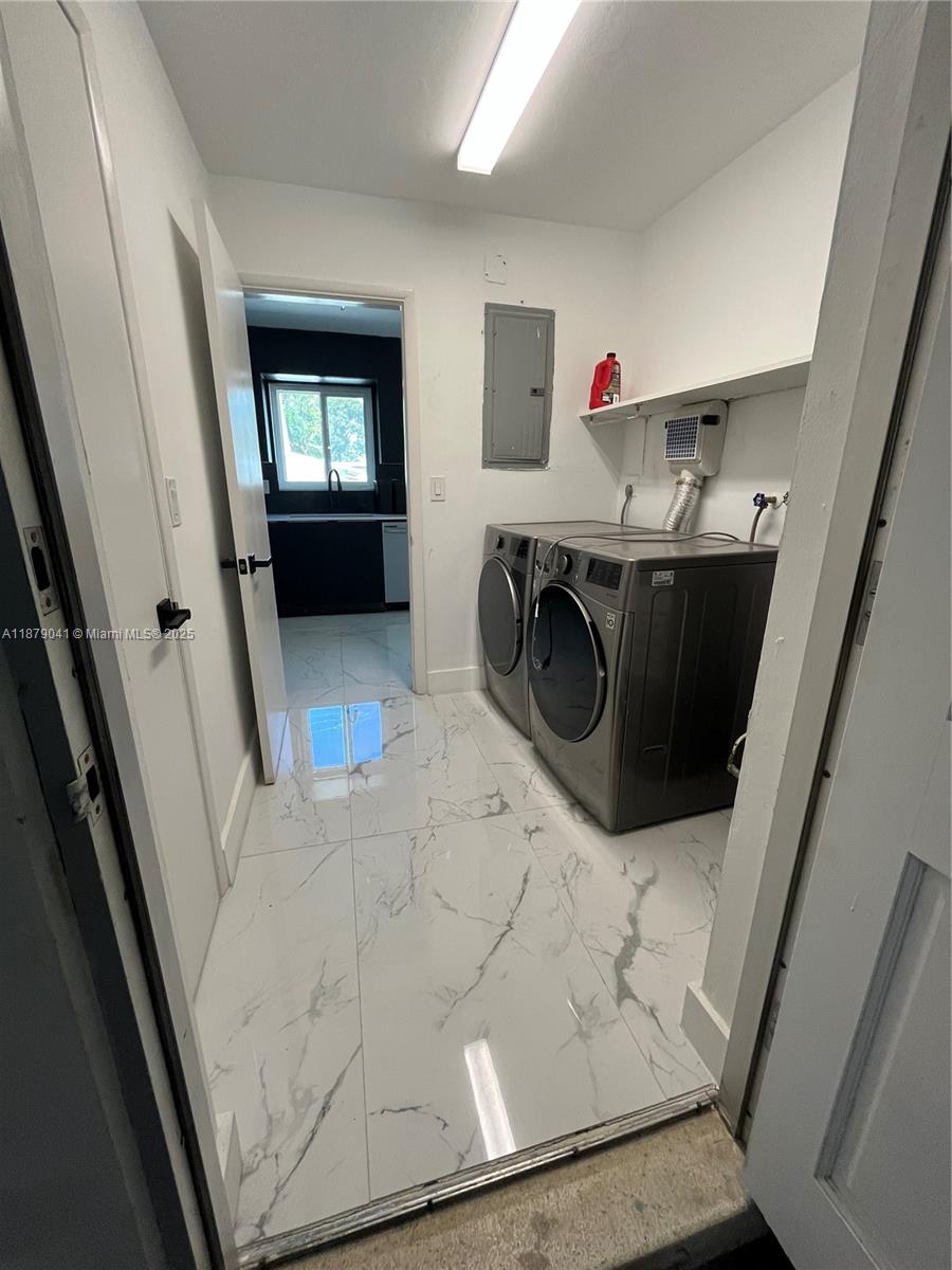 HOLLYWOOD HOMESITES HIGH - Residential Lease