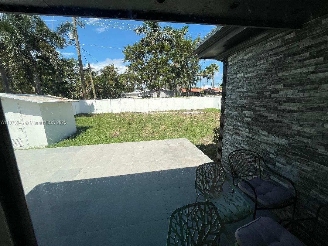 HOLLYWOOD HOMESITES HIGH - Residential Lease