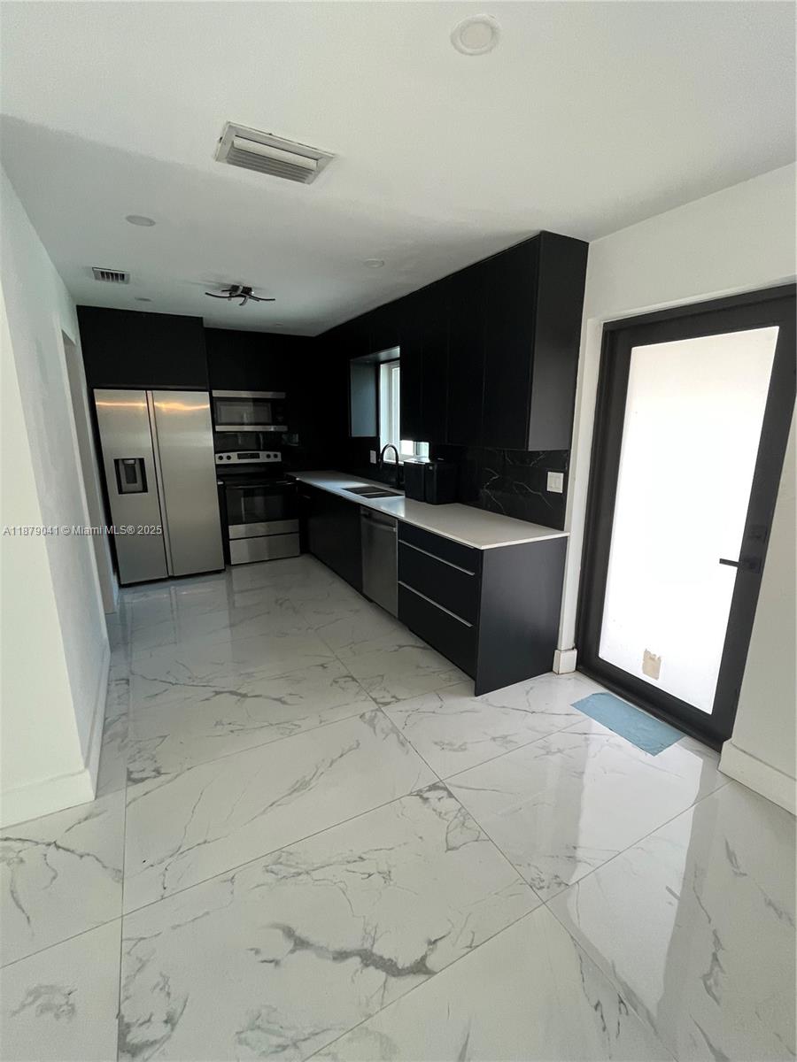 HOLLYWOOD HOMESITES HIGH - Residential Lease