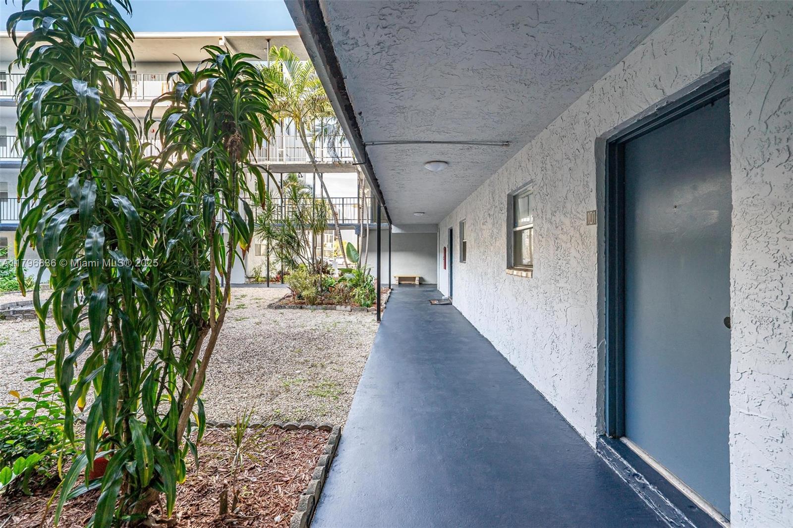 2860 Somerset Dr 101K
