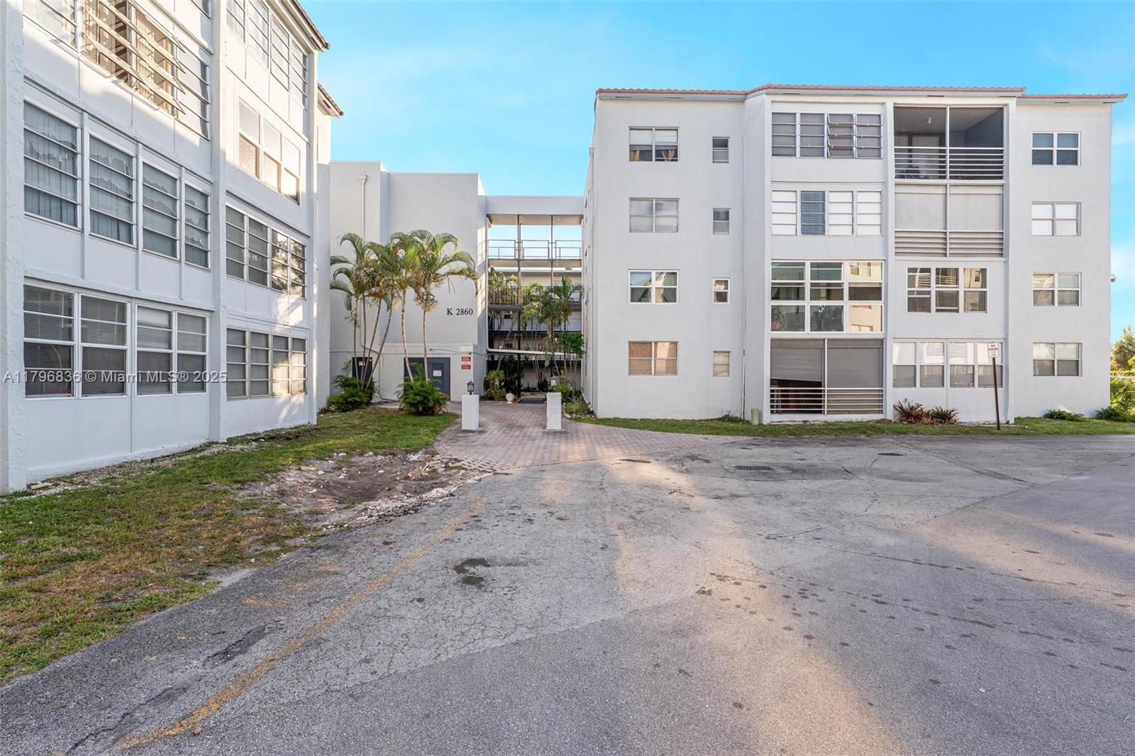 2860 Somerset Dr 101K