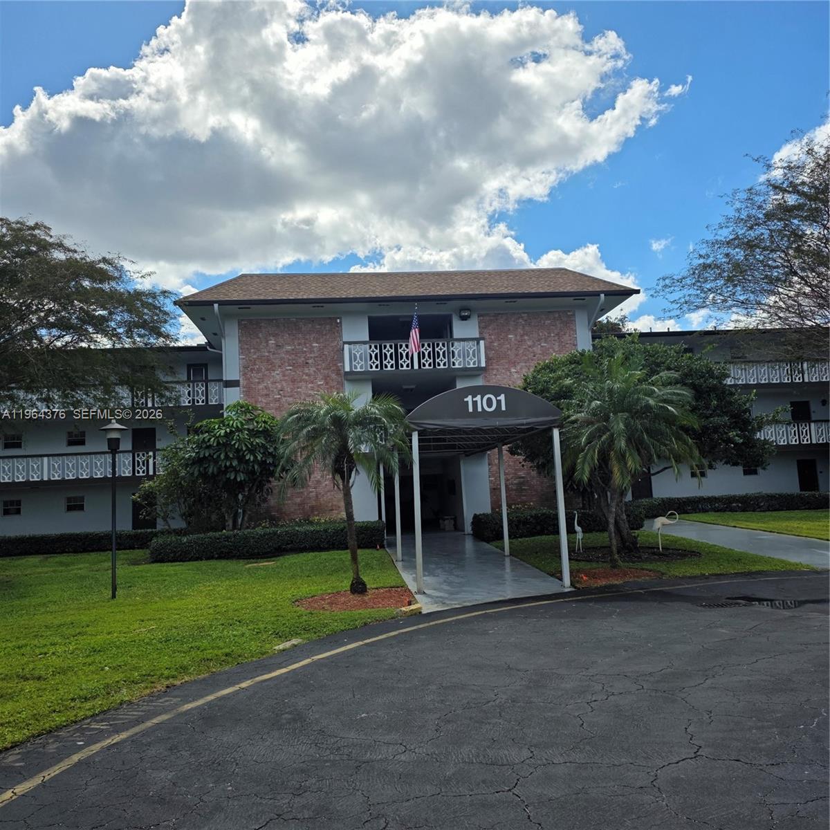 HILLCREST COUNTRY CLUB AP - Residential