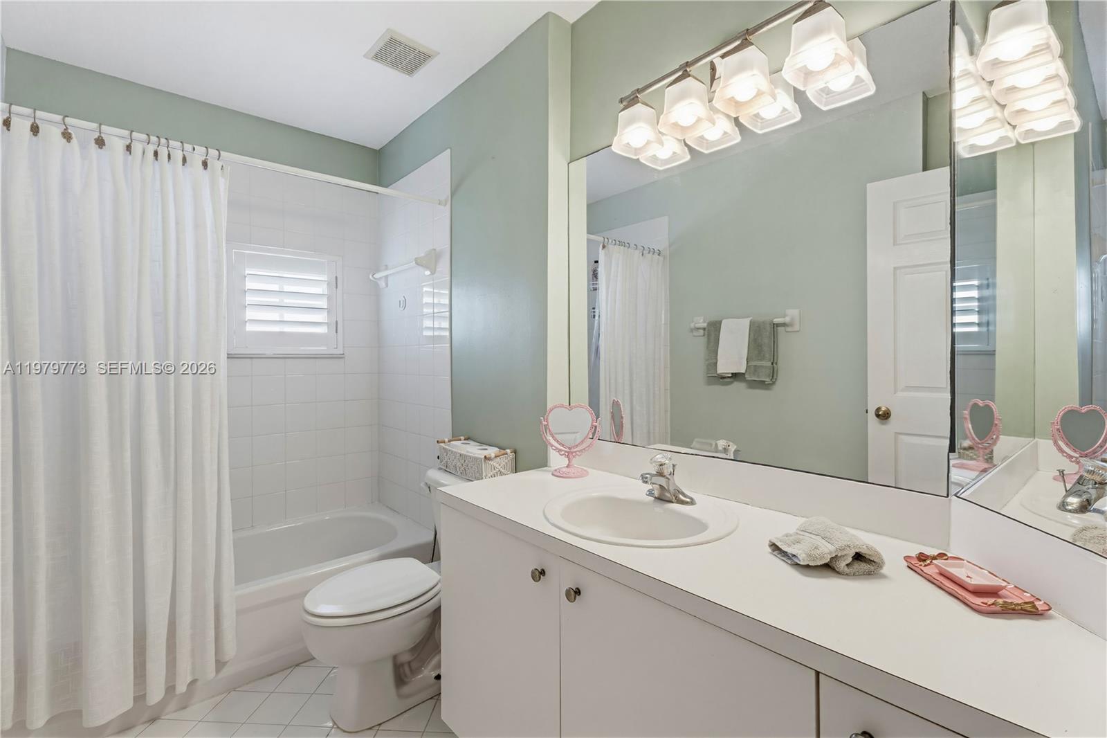 LAKES BY THE BAY KAYE - Residential