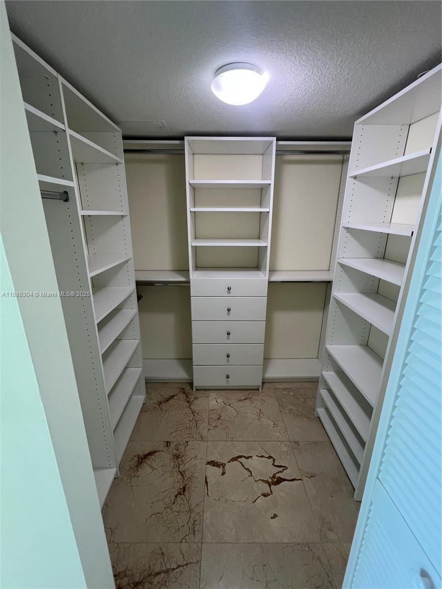 1800 CLUB CONDO - Residential Lease