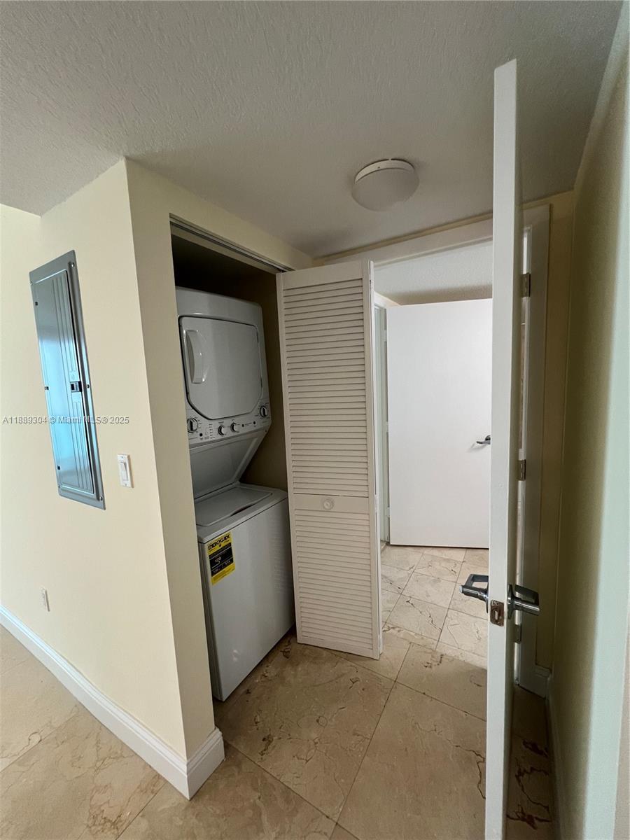 1800 CLUB CONDO - Residential Lease