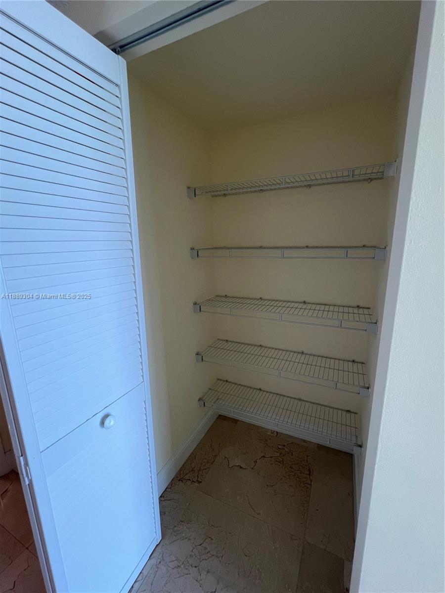 1800 CLUB CONDO - Residential Lease