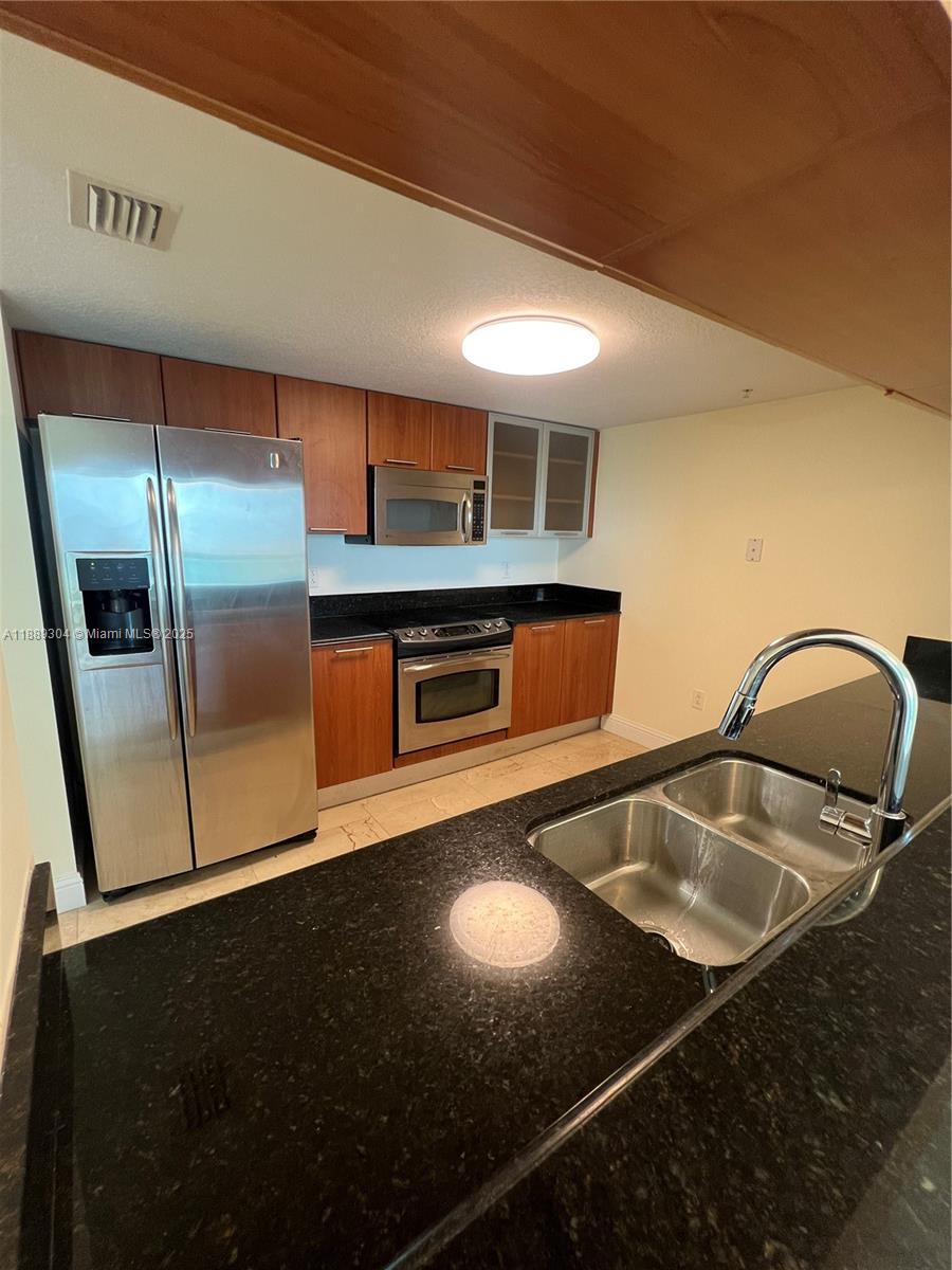 1800 CLUB CONDO - Residential Lease