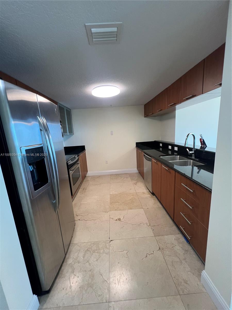 1800 CLUB CONDO - Residential Lease