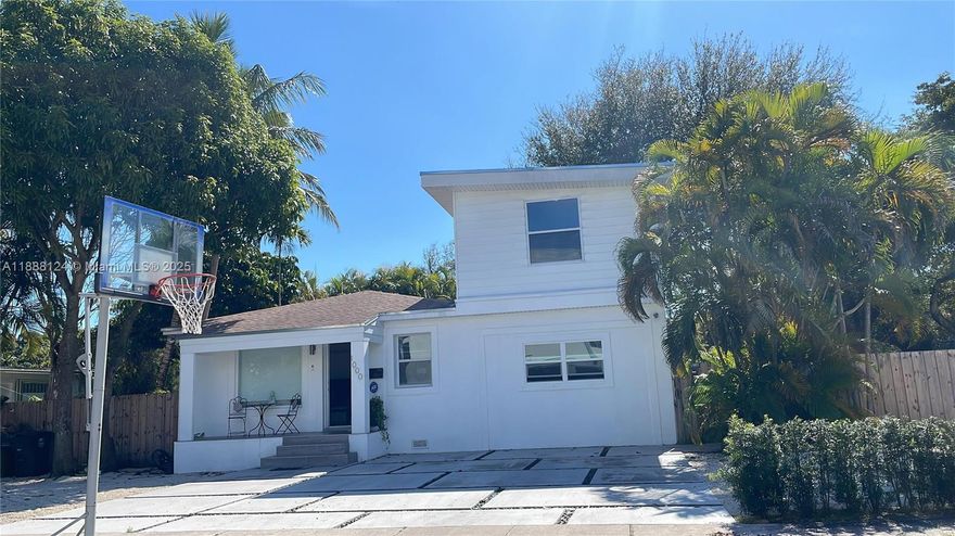 1911sqft total living area. 1326sqft is used for living area and 1 bedroom is used for business what is generating 135k yearly profit (doggie boarding- can be taken over or will be relocated )or can be connected back to the house or eventually for a studio or Master Bedroom with private backyard.

Windows, doors, baseboards, kitchen, bathrooms,plumbing and AC Unit are New. 

Artificial grass installed around the house (no landscaping needed) , poducarpus plants installed for privacy (9 feet tall but can grow even more).
Roof 2020.Driveway New.