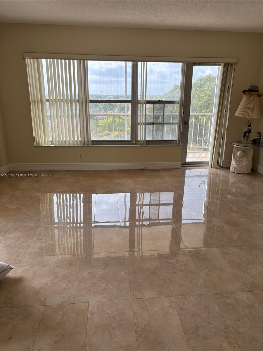 COUNTRY CLUB TOWER OF COR - Residential