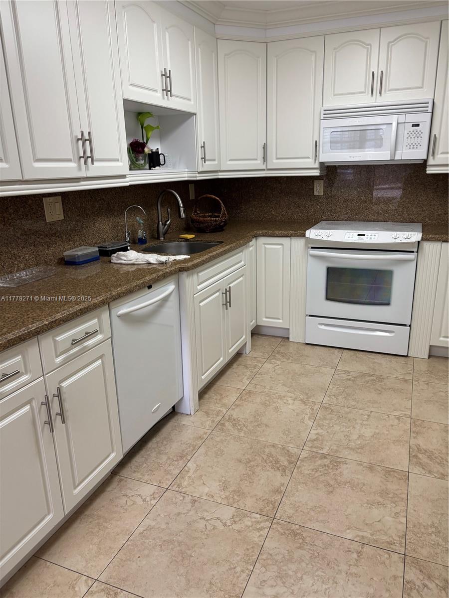 COUNTRY CLUB TOWER OF COR - Residential