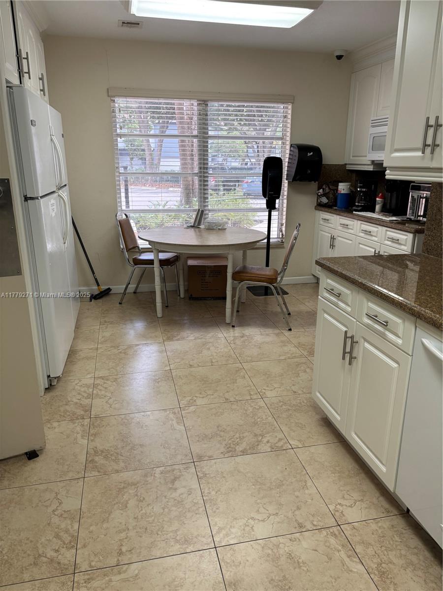 COUNTRY CLUB TOWER OF COR - Residential