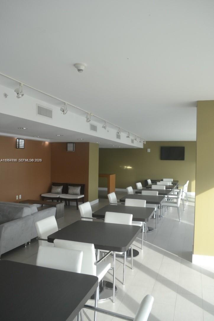 TERRAZAS RIVERPARK VILLAG - Residential Lease