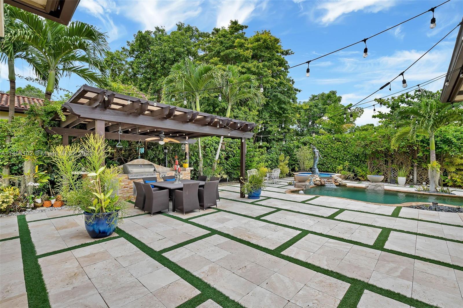 Pinecrest Oaks - Residential