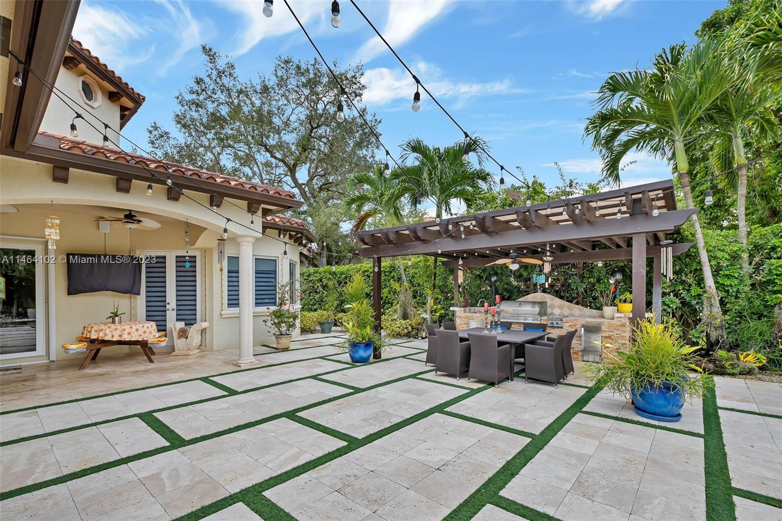 Pinecrest Oaks - Residential